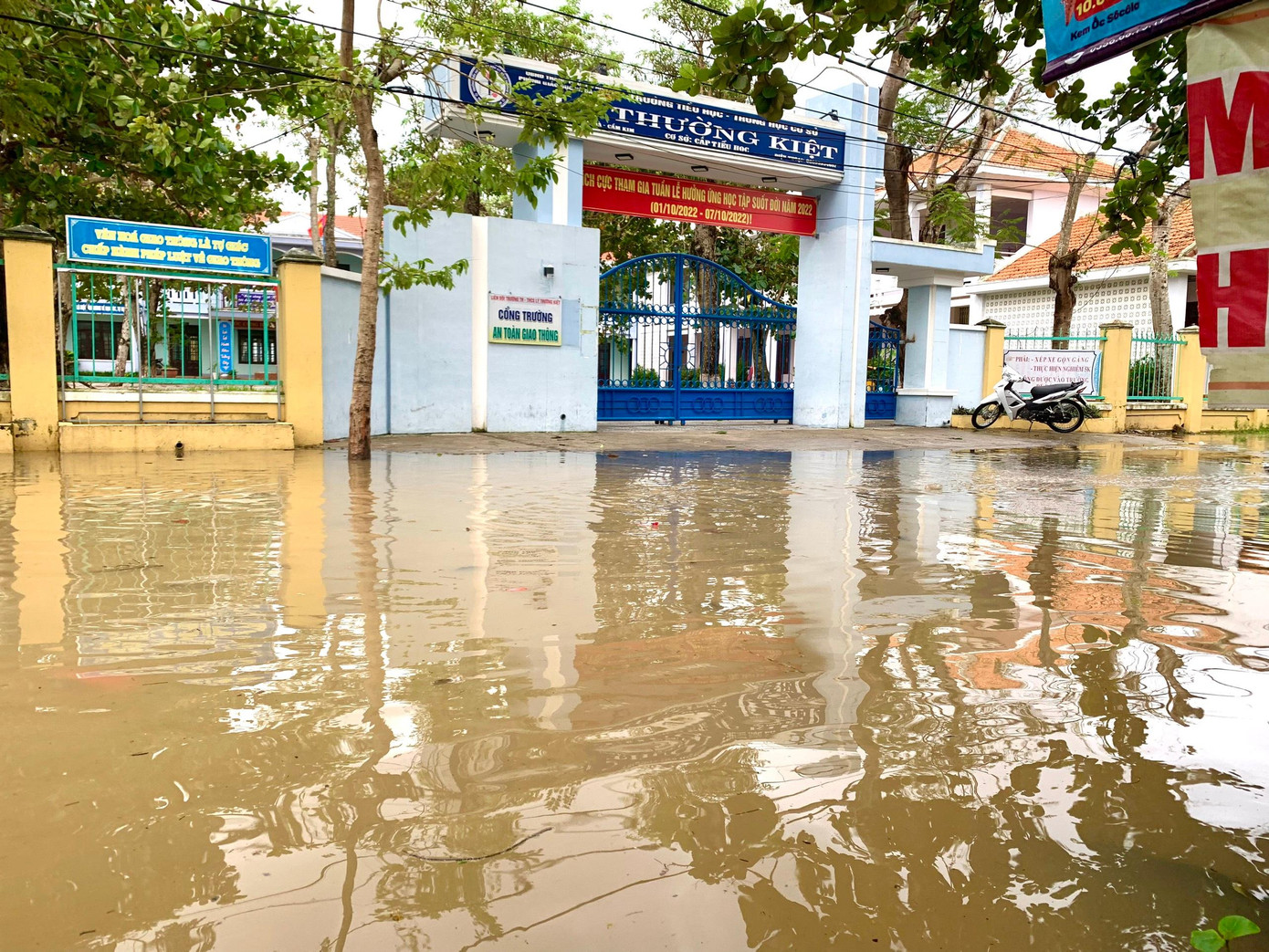 Trường học bủa vây bởi dòng nước lũ.