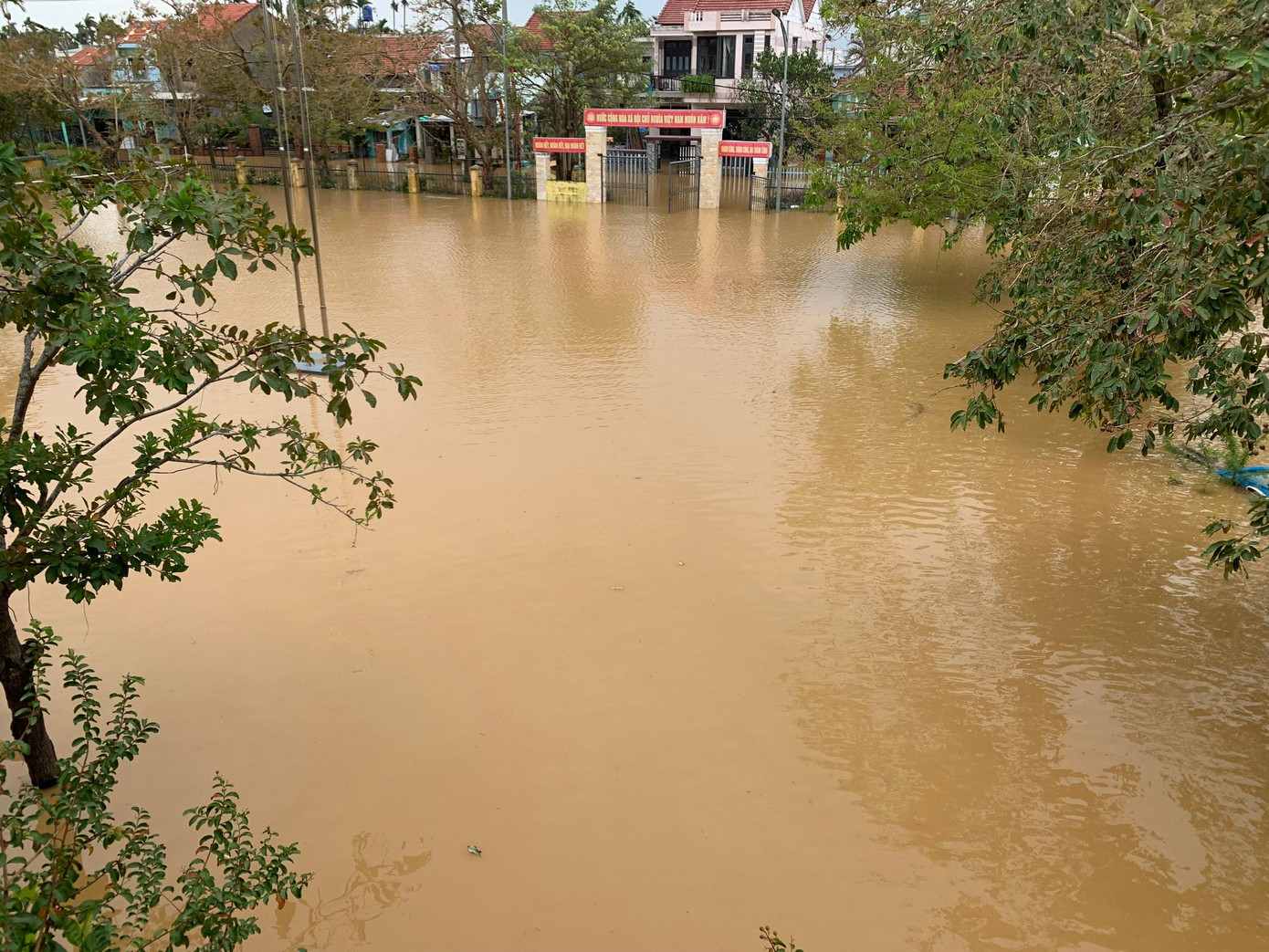 Nhiều khu dân cư bị nước lũ bủa vây.