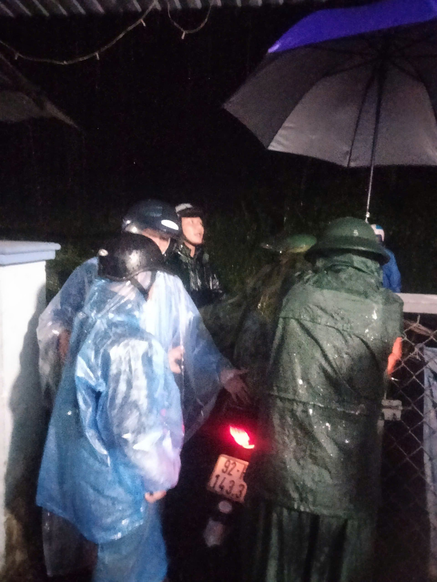 Lực lượng chức năng huyện Bắc Trà My khẩn cấp di dời người dân vùng nguy cơ sạt lở.