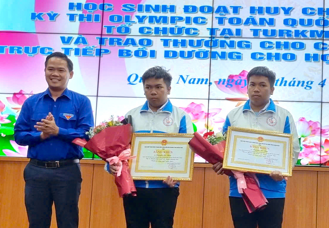 Bí thư Tỉnh Đoàn Quảng Nam Hoàng Văn Thanh tặng quà chúc mừng.