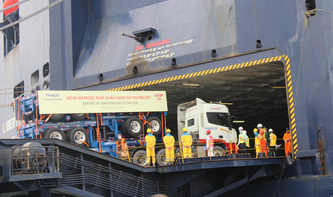 Đưa hàng lên tàu chuyên dụng xuất khẩu sơ mi rơ moóc sang Mỹ. Đưa hàng lên tàu chuyên dụng xuất khẩu sơ mi rơ moóc sang Mỹ.