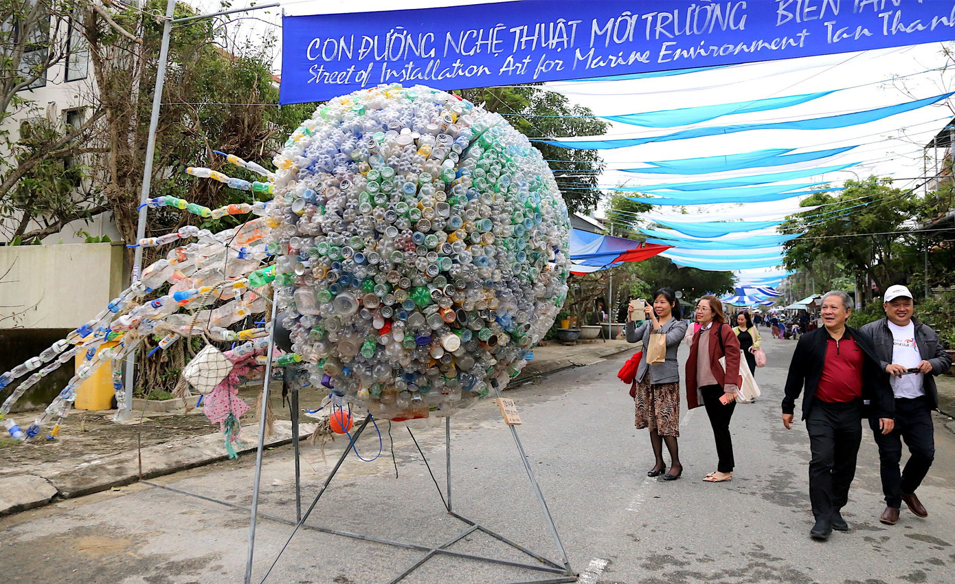 Tác phẩm "con sứa" làm từ vỏ chai nhựa - Ảnh Hoài Văn Tác phẩm "con sứa" làm từ vỏ chai nhựa - Ảnh Hoài Văn