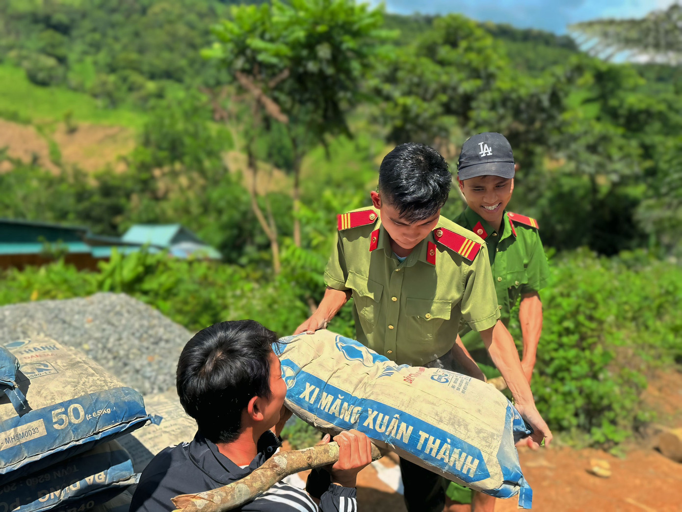 Ngoài ra có sự hỗ trợ của lực lượng bộ đội biên phòng, quân sự, công an huyện Tây Giang. Công trình dự kiến sẽ hoàn thành trong khoảng nửa tháng.