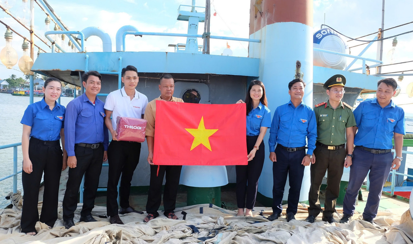 Trao tặng cờ Tổ quốc cho ngư dân. Trao tặng cờ Tổ quốc cho ngư dân.