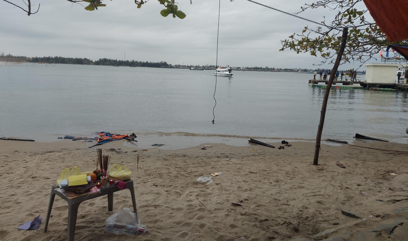 Người thân thắp hương ở hiện trường hy vọng sớm tìm thấy các nạn nhân - ảnh Hoài Văn