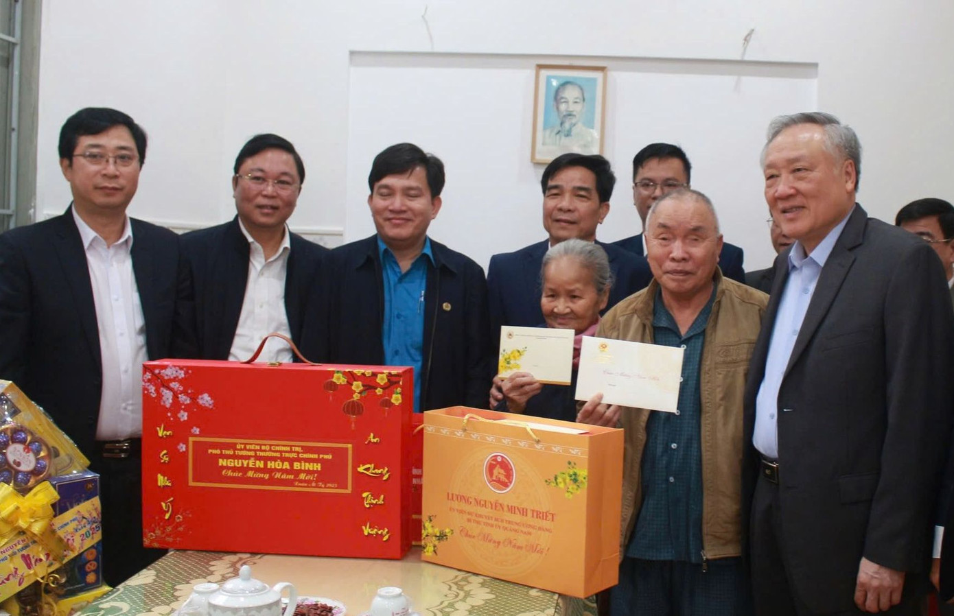 Phó Thủ tướng đến thăm, tặng quà Tết các thương binh.