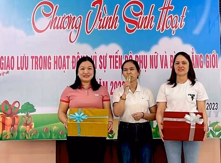 Buổi sinh hoạt giao lưu trong hoạt động vì sự tiến bộ phụ nữ và bình đẳng giới của các cán bộ, giáo viên huyện miền núi Bắc Trà My.