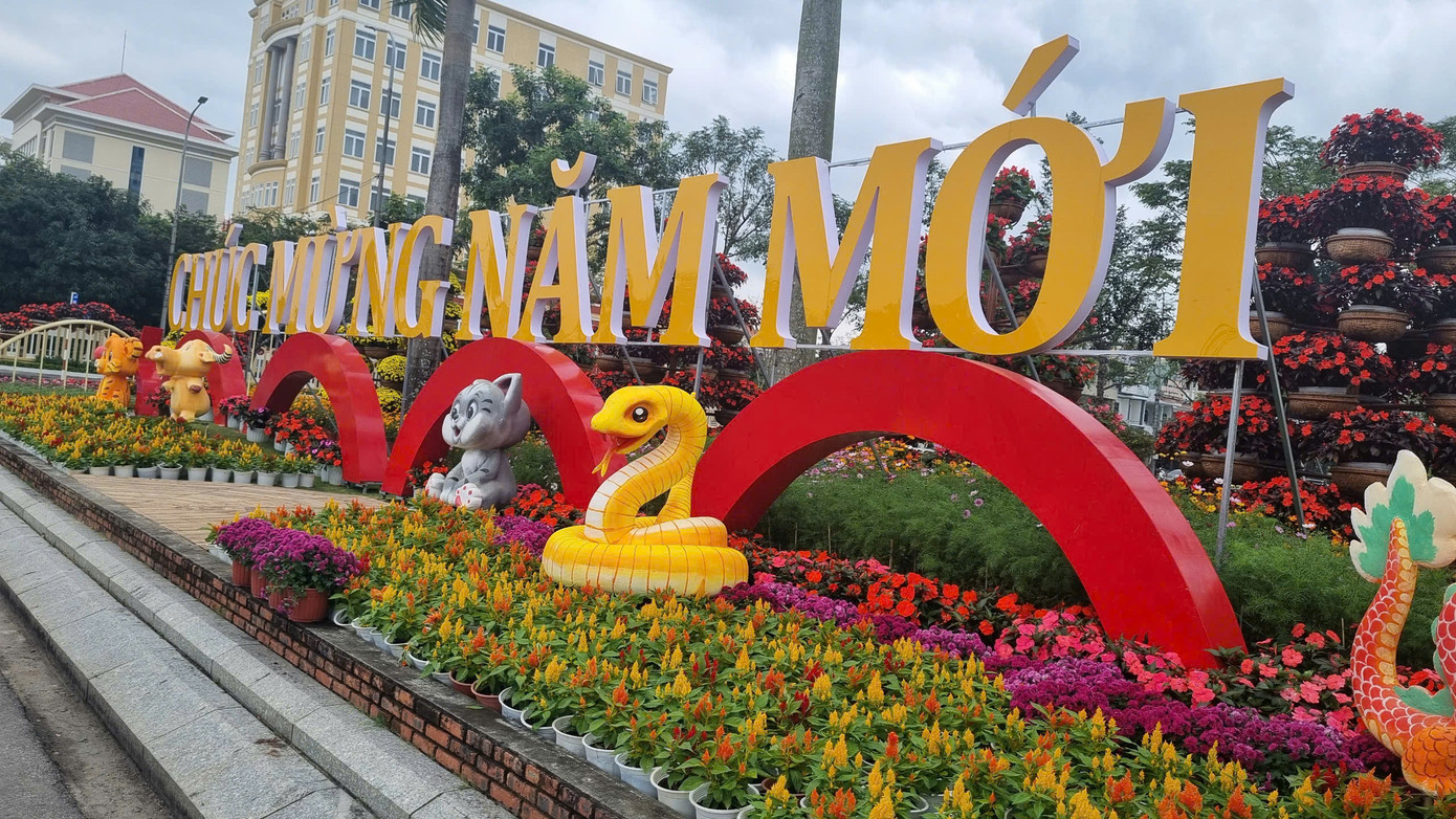 Ngoài ra, những chú rắn tí hon, ngộ nghĩnh cũng khiến nhiều bạn nhỏ thích thú. Ngoài ra, những chú rắn tí hon, ngộ nghĩnh cũng khiến nhiều bạn nhỏ thích thú.