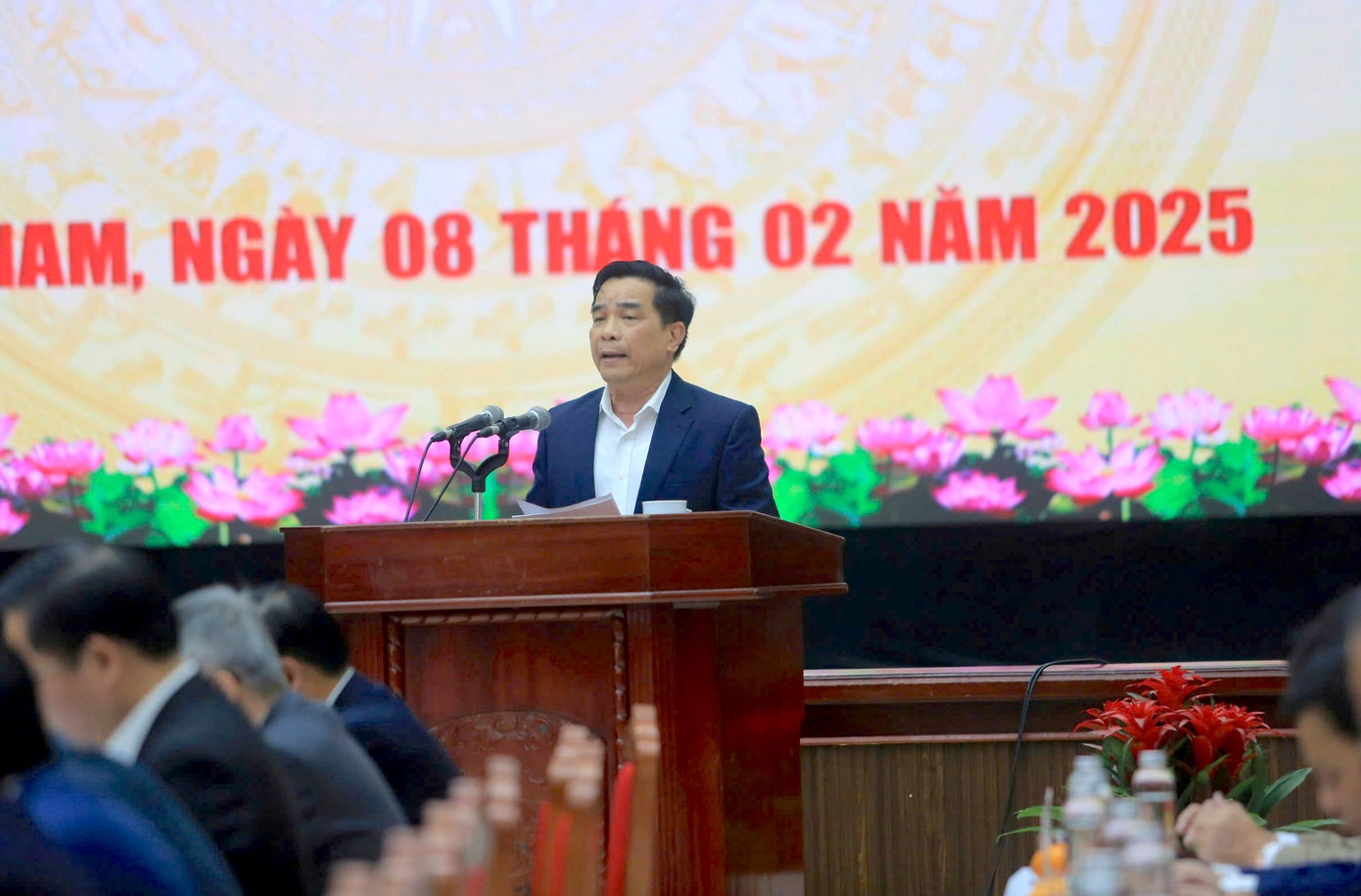 Ông Lê Văn Dũng, Chủ tịch UBND tỉnh Quảng Nam báo cáo với Thủ tướng và đoàn công tác Trung ương. Ảnh: Hoài Văn