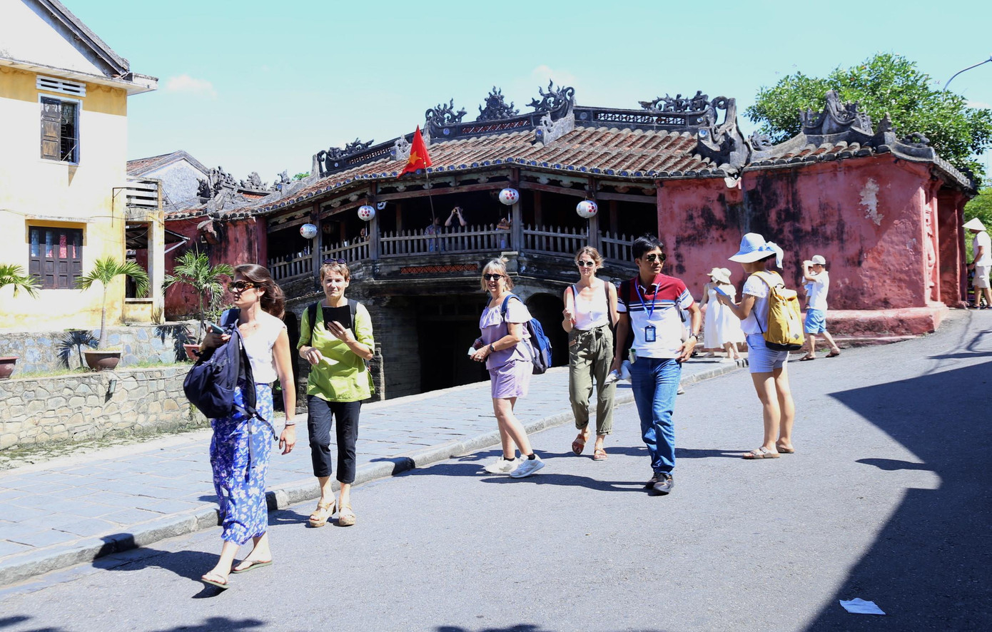 Du khách thong thả dạo phố cổ Hội An ngày đầu nghỉ lễ ảnh 8
