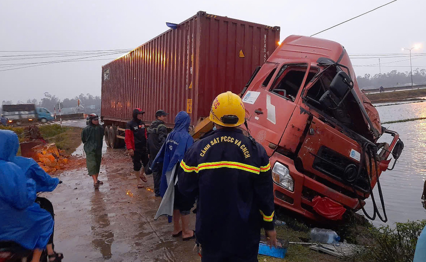 Lực lượng chức năng tỉnh Quảng Nam kịp thời có mặt tại hiện trường giải cứu tài xế xe đầu kéo gặp nạn. Ảnh CA