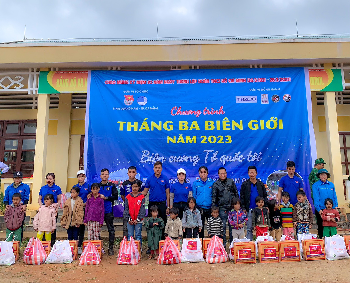 Chia sẻ khó khăn cùng người dân, em nhỏ khó khăn. Chia sẻ khó khăn cùng người dân, em nhỏ khó khăn.