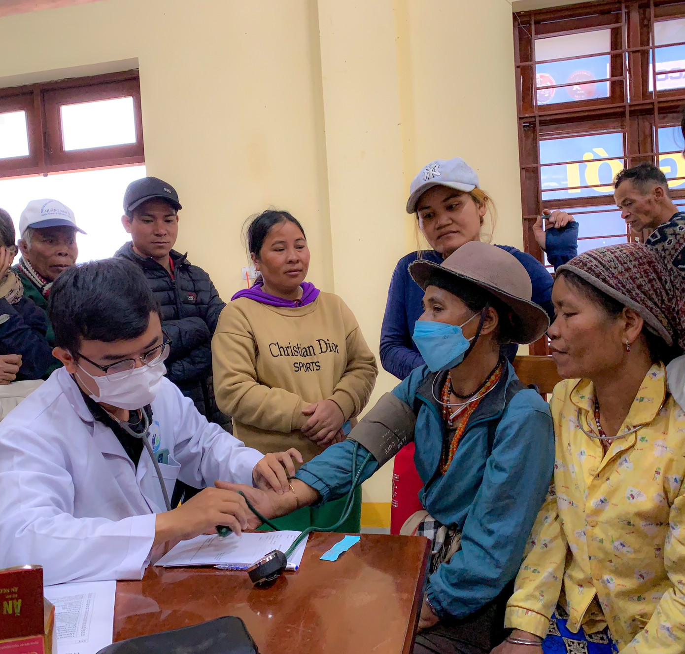 Khám bệnh, phát thuốc miễn phí cho bà con Chơ Chun. Khám bệnh, phát thuốc miễn phí cho bà con Chơ Chun.