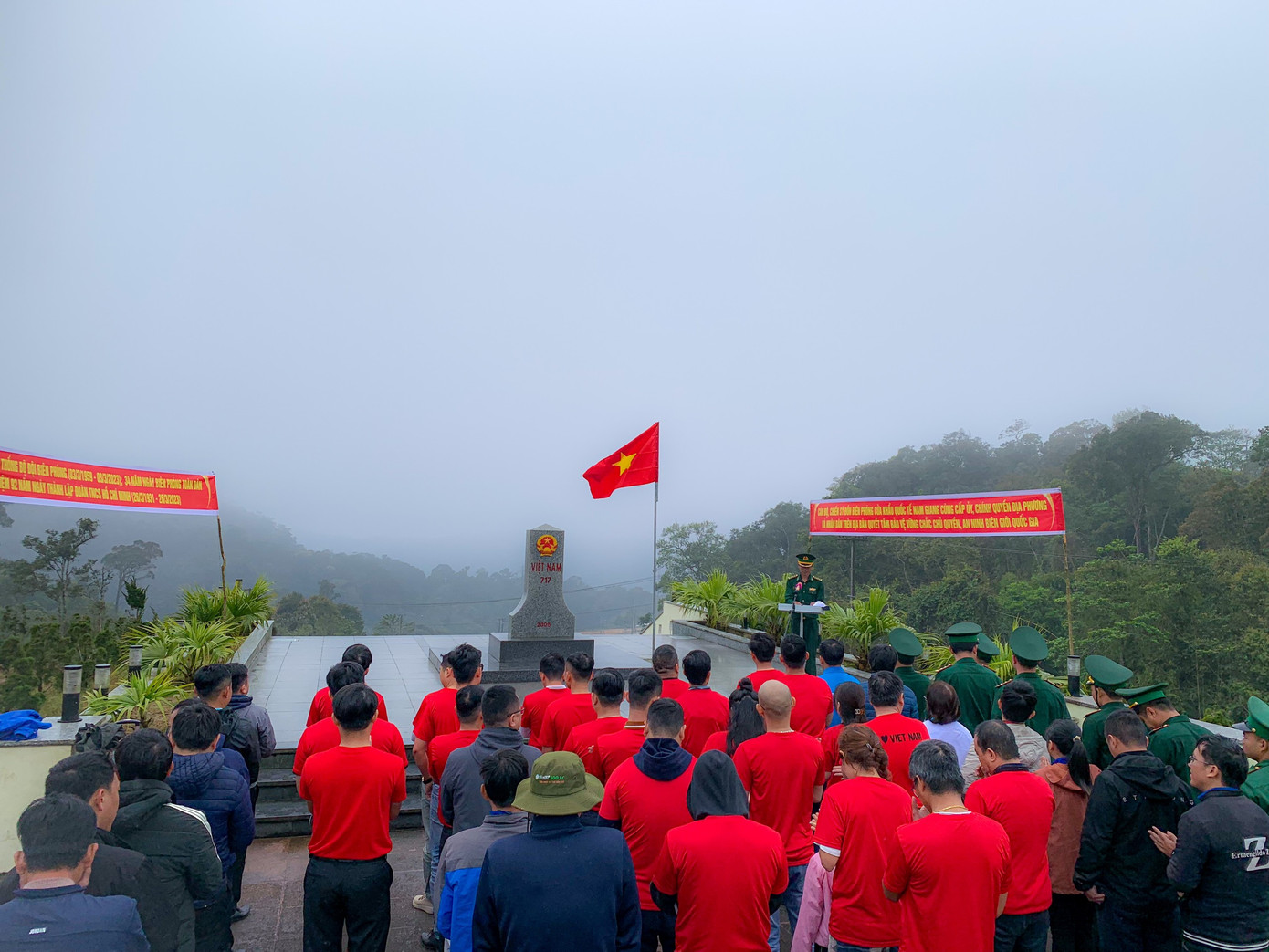 Lễ chào cờ tại cột mốc biên giới Việt - Lào. Lễ chào cờ tại cột mốc biên giới Việt - Lào.