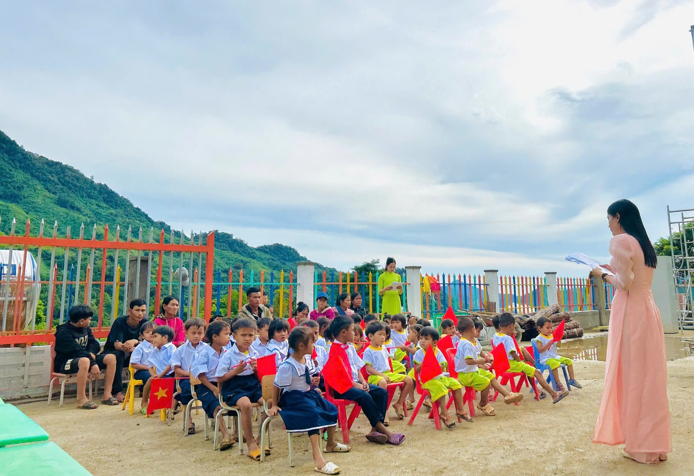 Cô giáo đọc thư của Chủ tịch nước chúc mừng khai giảng năm học mới.