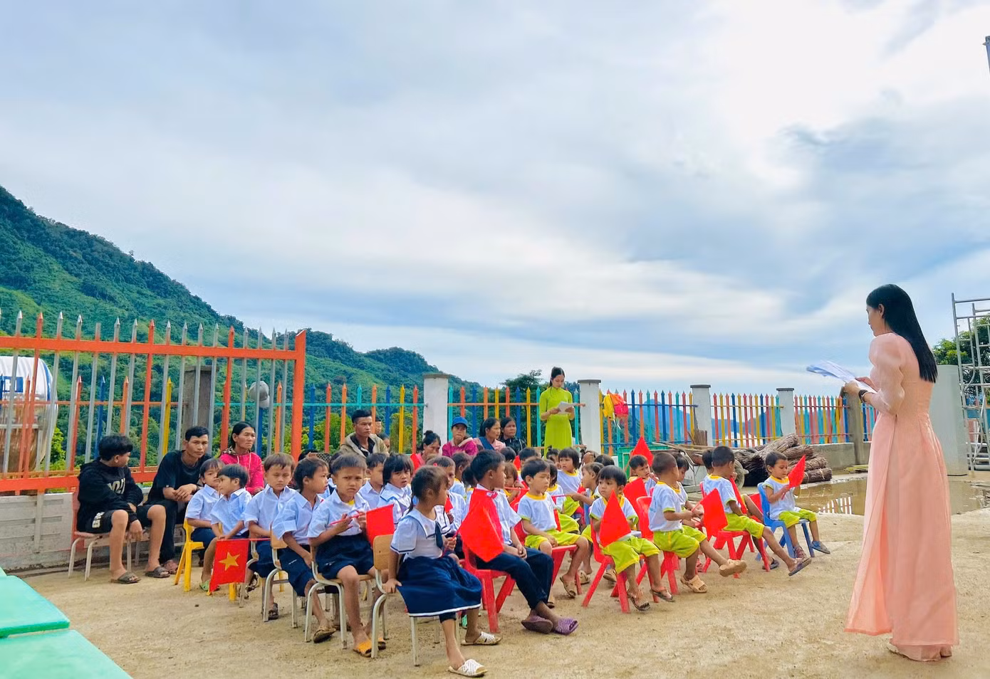 Cô giáo đọc thư của Chủ tịch nước chúc mừng khai giảng năm học mới. Cô giáo đọc thư của Chủ tịch nước chúc mừng khai giảng năm học mới.