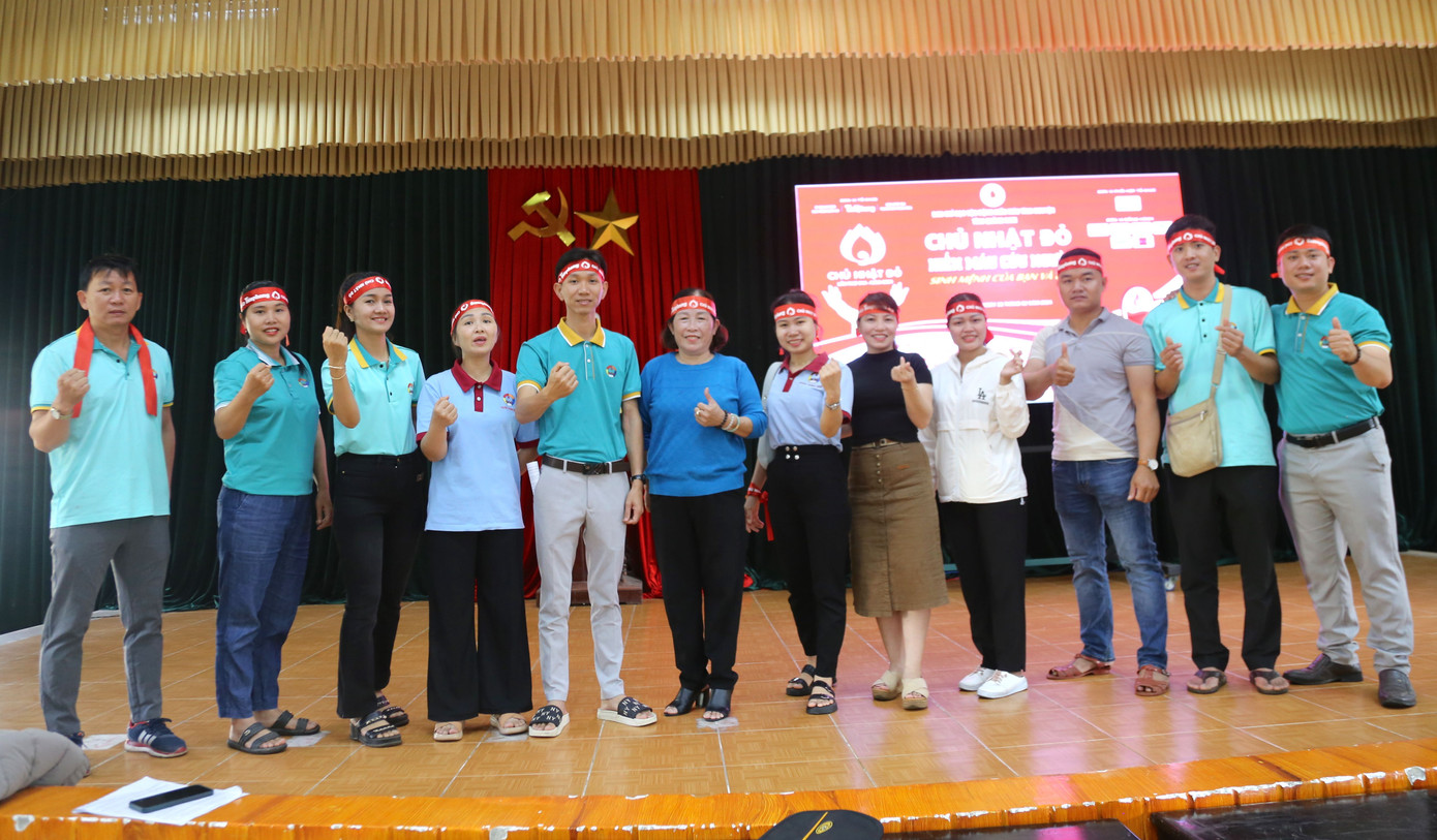 Bà An cùng các thành viên Hội Chữ thập Đỏ phường Minh An đến tham gia Ngày hội Chủ Nhật Đỏ. Bà An cùng các thành viên Hội Chữ thập Đỏ phường Minh An đến tham gia Ngày hội Chủ Nhật Đỏ.