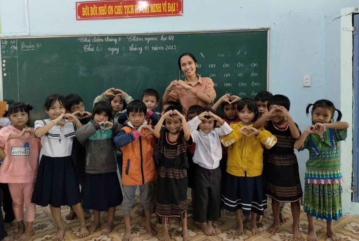 Cô trò Trường PTDTBT Vừ A Dính, xã Trà Don, huyện Nam Trà My (Quảng Nam).