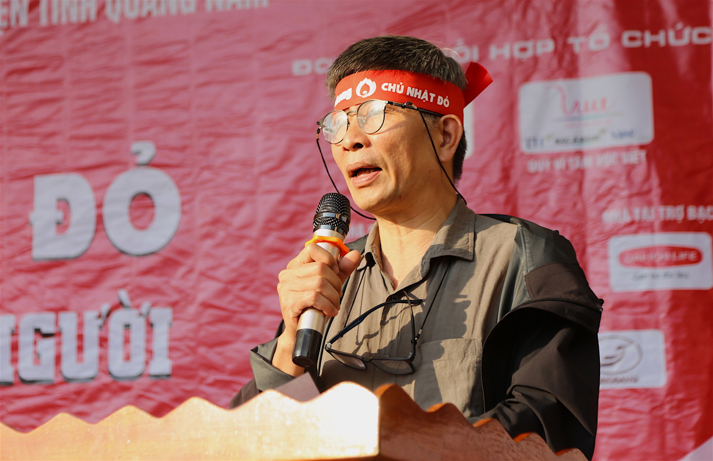 Nhà báo Trần Ngọc Tuấn - Trưởng Ban đại diện báo Tiền Phong tại miền Trung phát biểu tại lễ khai mạc.