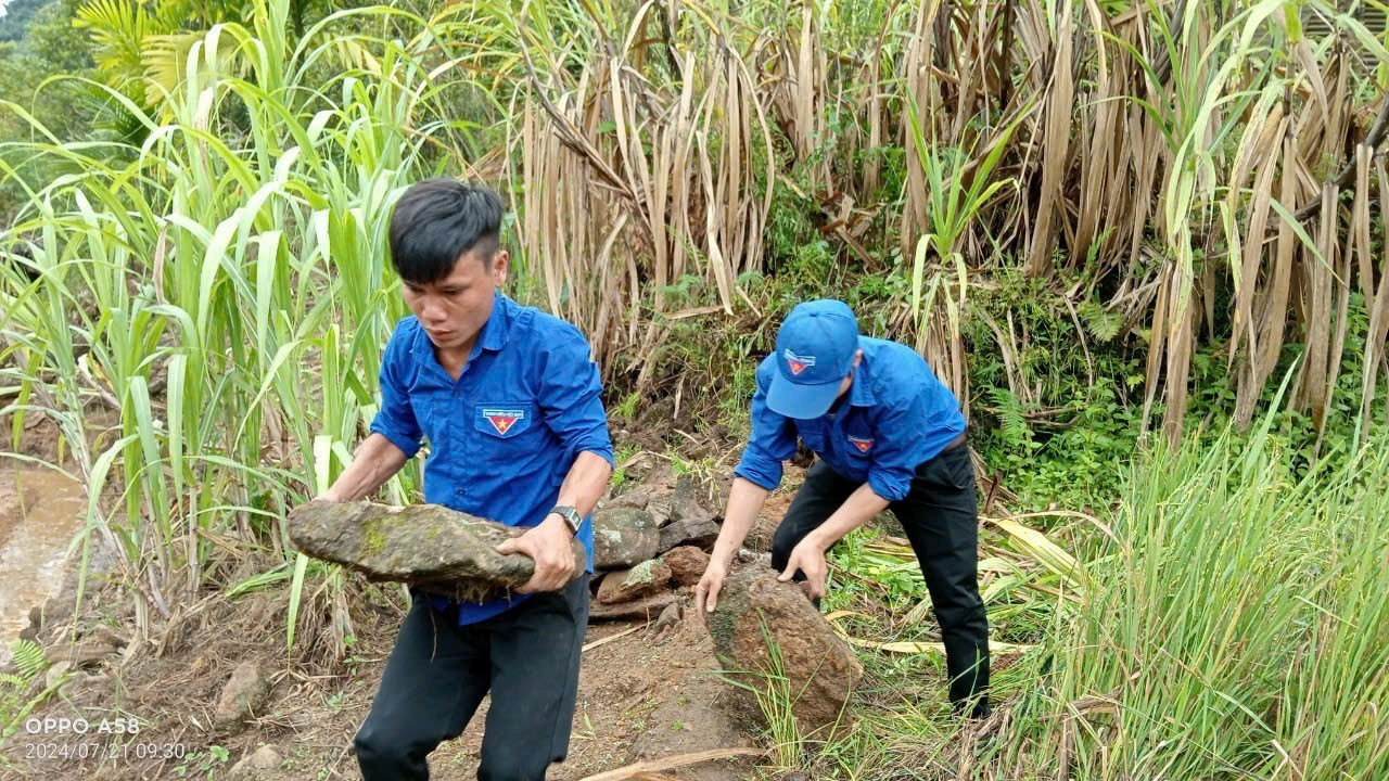 ĐVTN nạo vét kênh mương, phát dọn các tuyến đường thanh niên tự quản ĐVTN nạo vét kênh mương, phát dọn các tuyến đường thanh niên tự quản