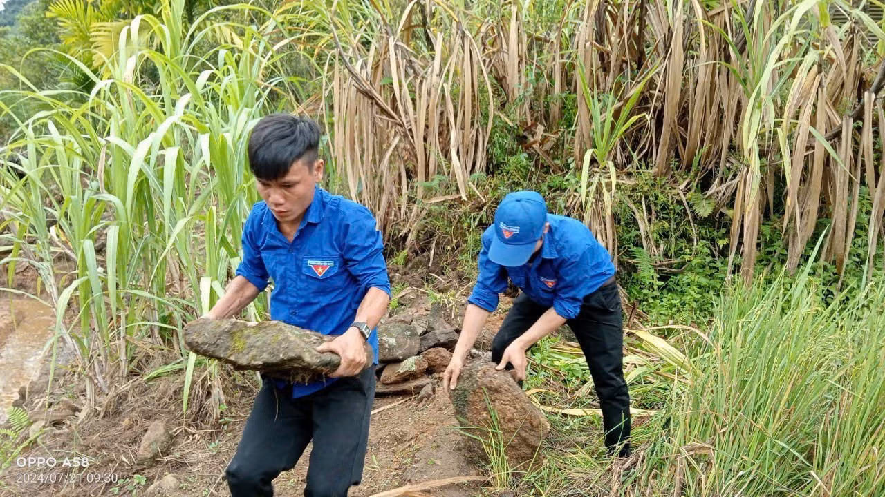 ĐVTN nạo vét kênh mương, phát dọn các tuyến đường thanh niên tự quản