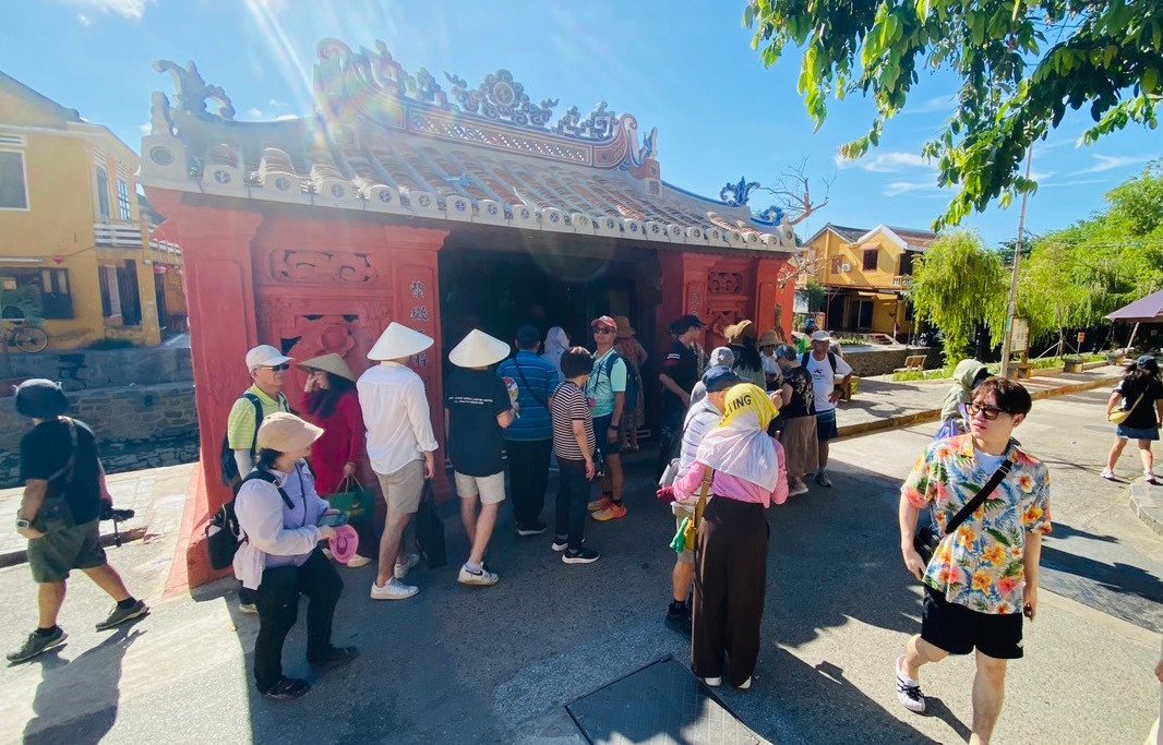 Khu vực di tích chùa Cầu vẫn là điểm thu hút du khách. Du khách check-in chùa Cầu trong diện mạo mới sau thời gian dài trùng tu.