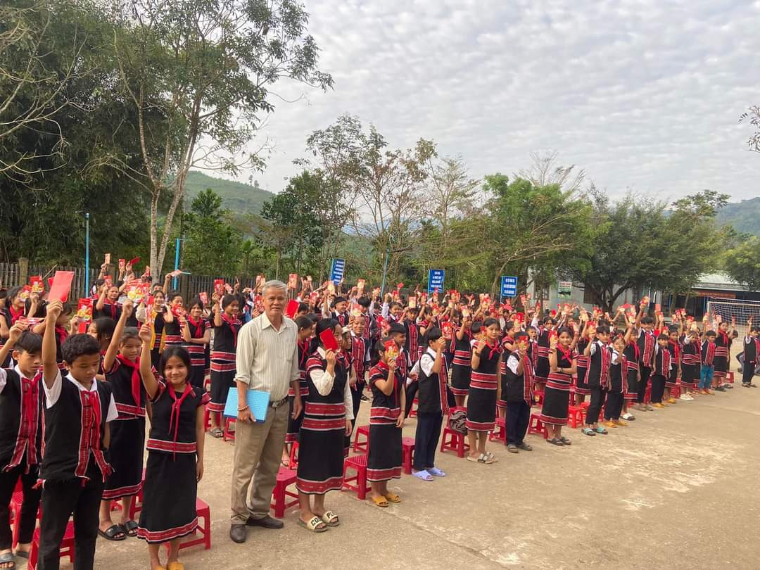 Niềm vui ngày trở lại trường của các em học sinh vùng cao xứ Quảng.