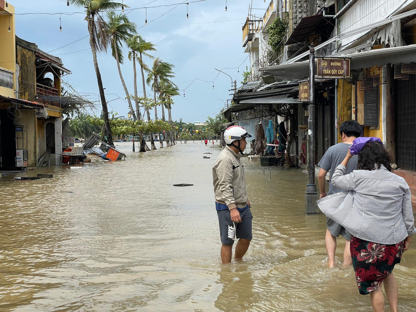 Phương tiện xe máy, ô tô không thể lưu thông, chỉ có cách lội bộ hoặc chèo ghe. Phương tiện xe máy, ô tô không thể lưu thông, chỉ có cách lội bộ hoặc chèo ghe.