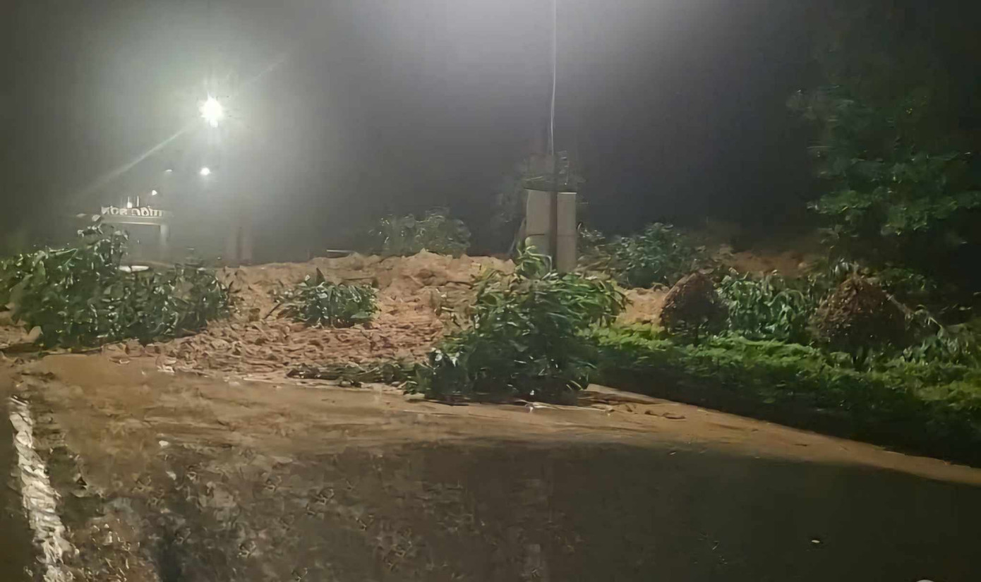 Sạt lở trên đường Hồ Chí Minh qua địa phận huyện Phước Sơn (Quảng Nam).