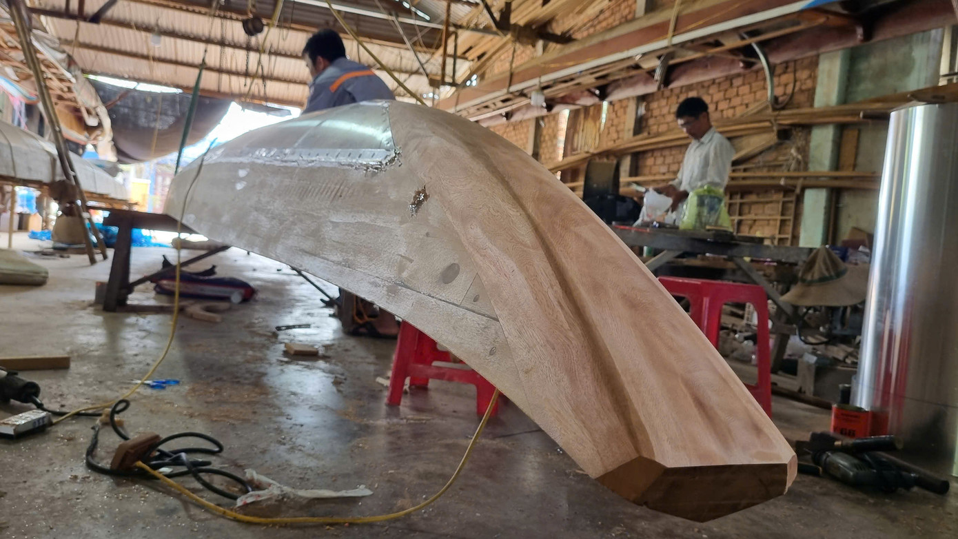 Để hoàn thiện chiếc ghe người thợ phải mất từ 15 - 45 ngày miệt mài. Để hoàn thiện chiếc ghe người thợ phải mất từ 15 - 45 ngày miệt mài.