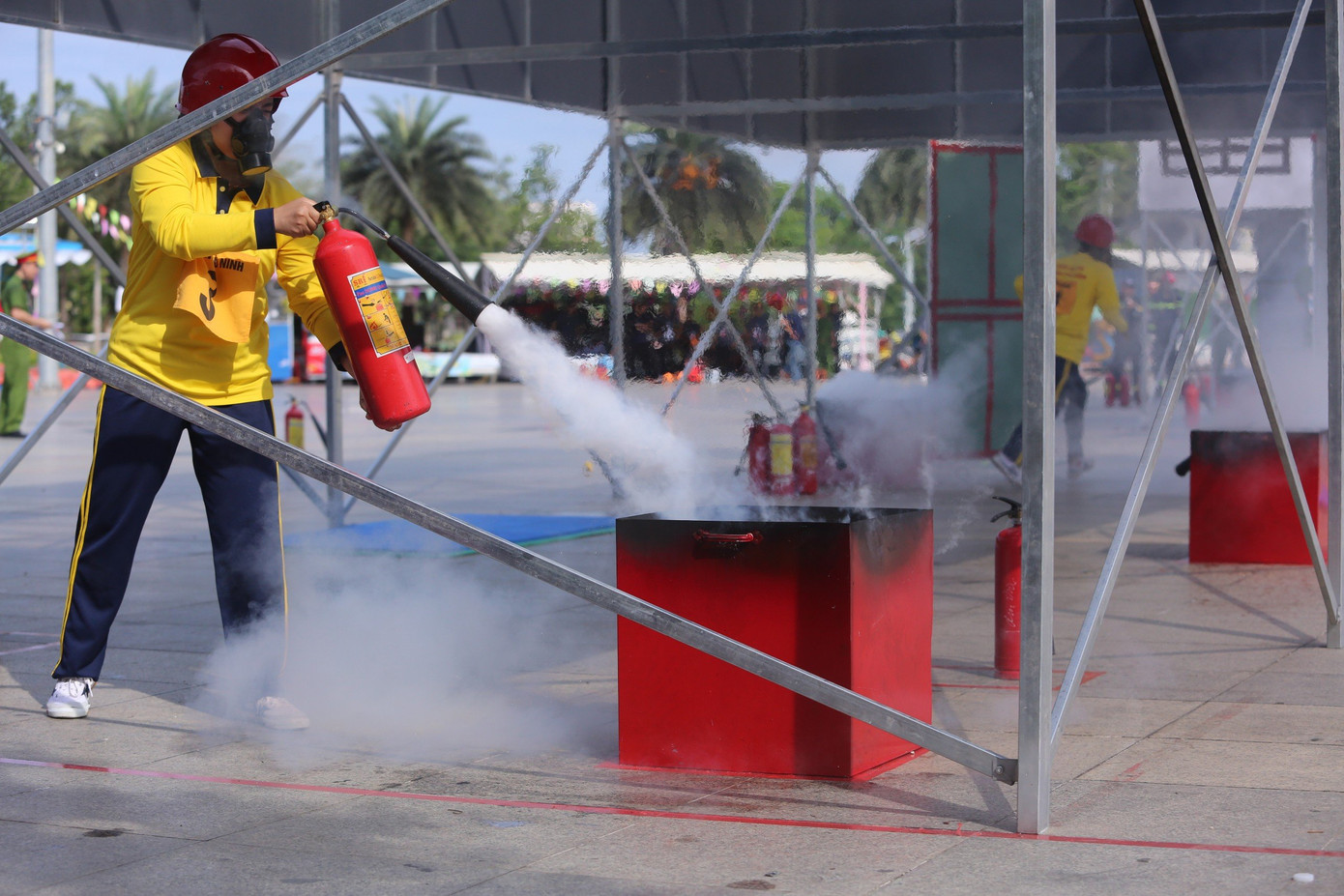 Hình ảnh các đội thi thực hành nghiệp vụ PCCC và cứu nạn, cứu hộ.