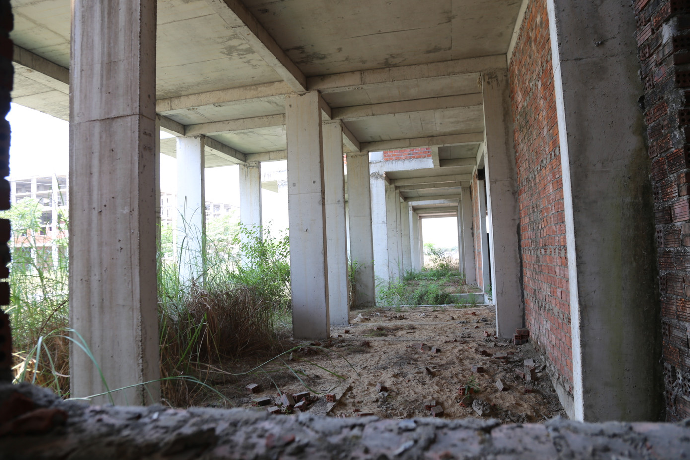 Theo ghi nhận, cả khu đất rộng thuộc dự án đến nay là khung cảnh hoang tàn, nhếch nhác.