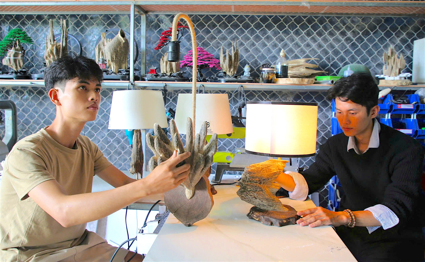 Võ Hiền và Phạm Minh Đức khởi nghiệp với đèn ngủ bằng trầm hương.