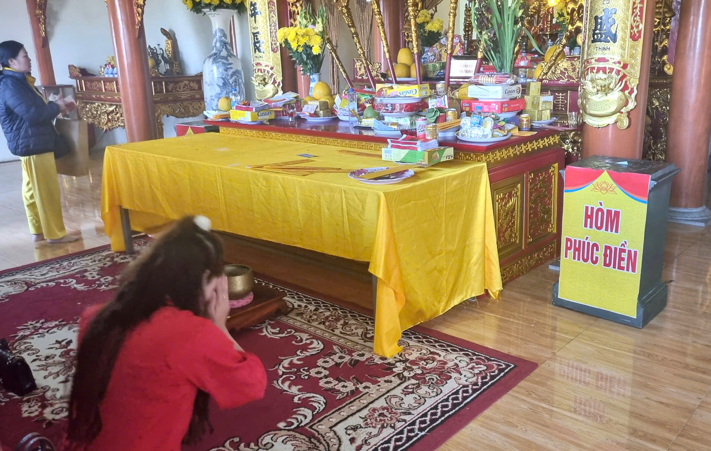 Người dân tới đây vãn cảnh, cầu an. Người dân tới đây vãn cảnh, cầu an.