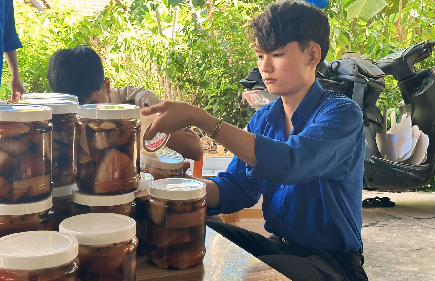 Bạn trẻ cùng xắn tay vào bếp, làm những hũ thịt muối, muối đậu yêu thương gửi đồng bào lũ lụt.