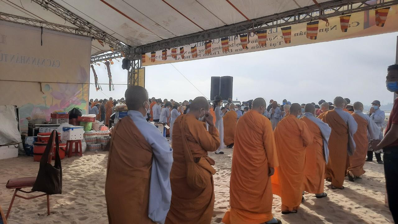 Rất đông phật tử cùng người dân cùng tham gia buổi lễ.