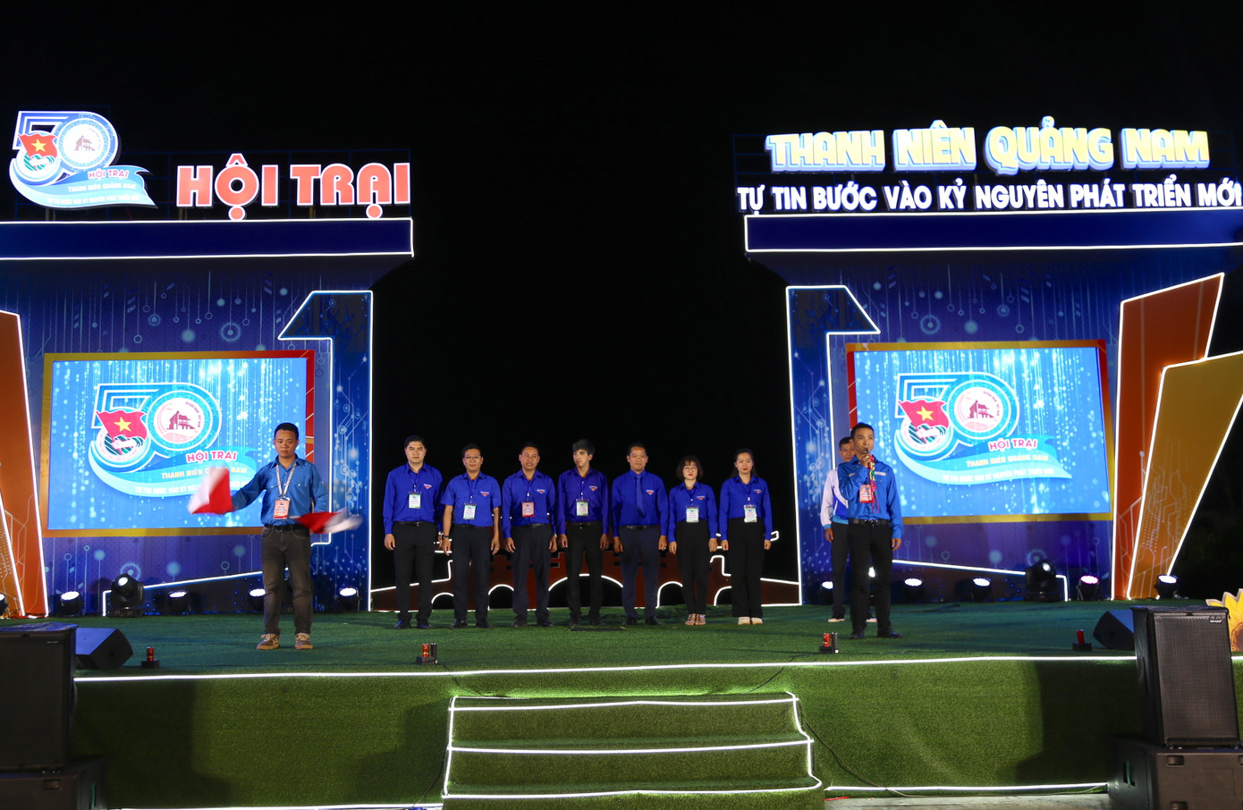 Chủ tịch UBND tỉnh Quảng Nam trao biểu trưng lưu niệm cho đại diện các đơn vị tham gia hội trại. Chủ tịch UBND tỉnh Quảng Nam trao biểu trưng lưu niệm cho đại diện các đơn vị tham gia hội trại.
