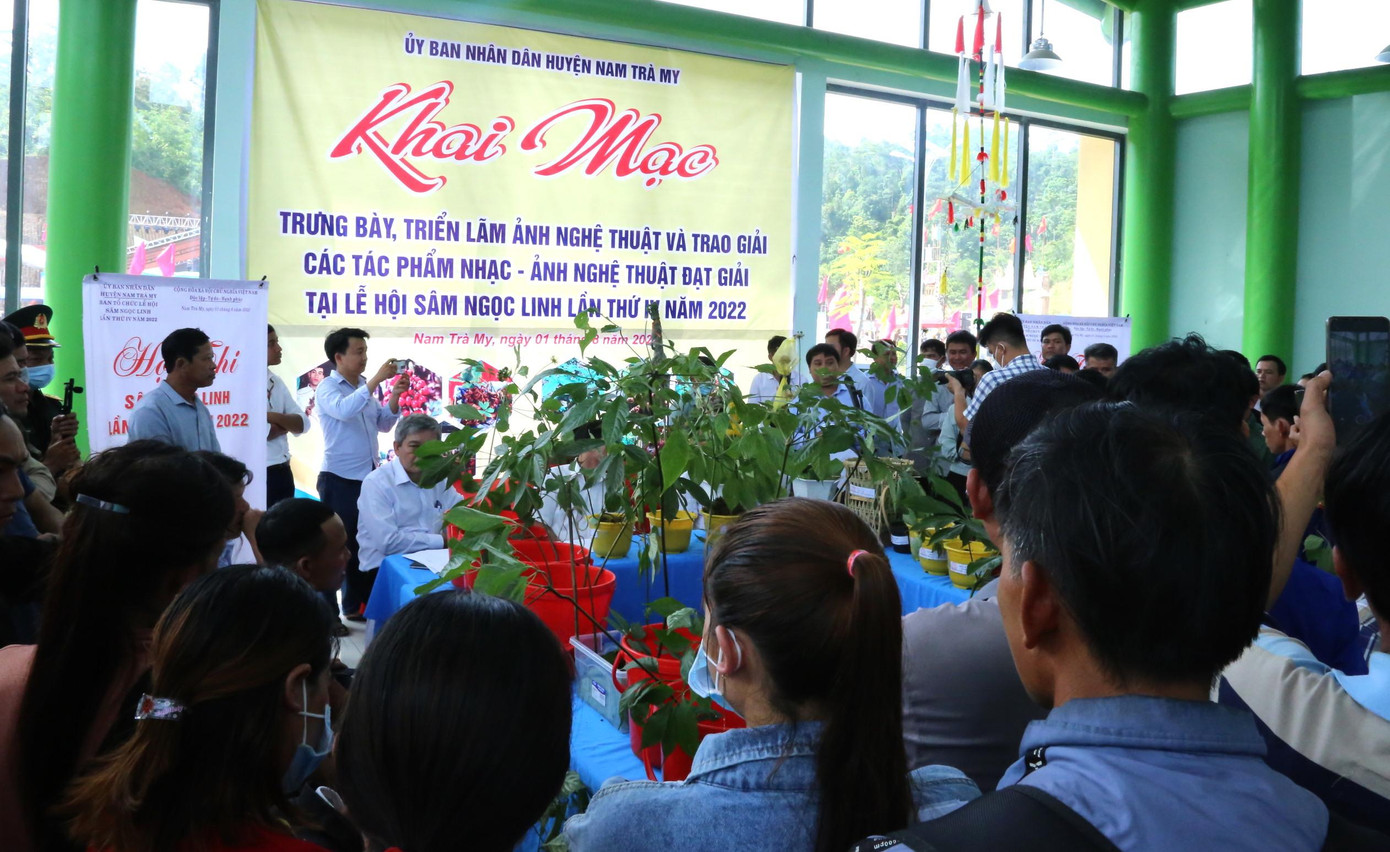 Rất đông người dân và du khách theo dõi cuộc thi. Rất đông người dân và du khách theo dõi cuộc thi.