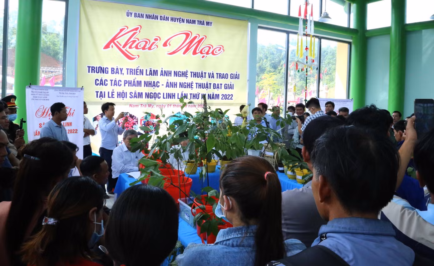 Rất đông người dân và du khách theo dõi cuộc thi.