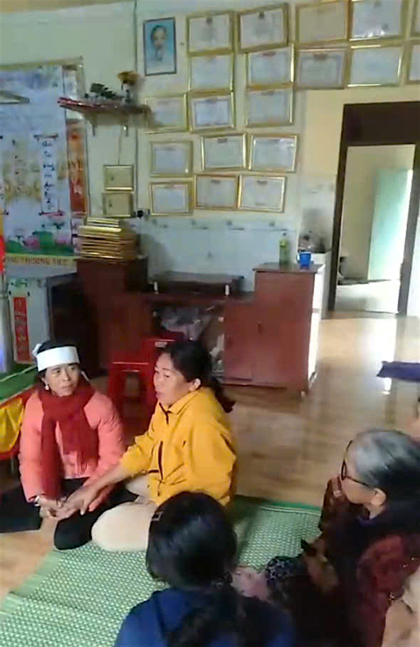 Ngôi nhà nhỏ treo đầy những bằng khen, là nỗ lực suốt nhiều năm của Song Thương.