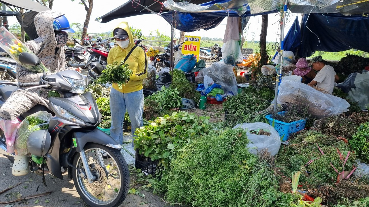 Bởi vậy, những ngày cận Tết Đoan Ngọ, hầu khắp các chợ xứ Quảng bày bán các loại "lá mùng 5" như hương nhu, hoa khóm, lá nổ, ngát hương, huỳnh đàn… Lá sau khi được hái về thì nhặt sạch, bó thành bó hoặc đem phơi khô trước khi bày bán.