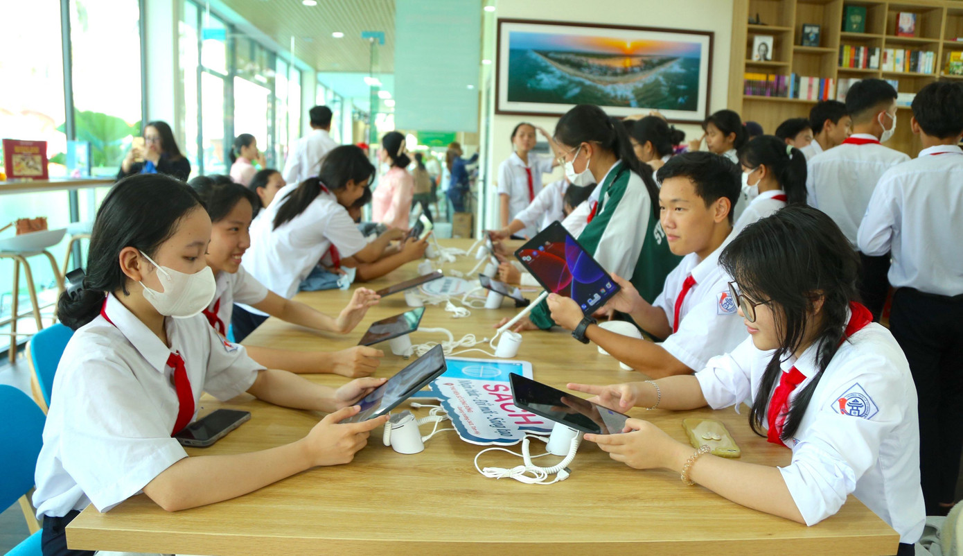 Hào hứng trải nghiệm thư viện số. Hào hứng trải nghiệm thư viện số.