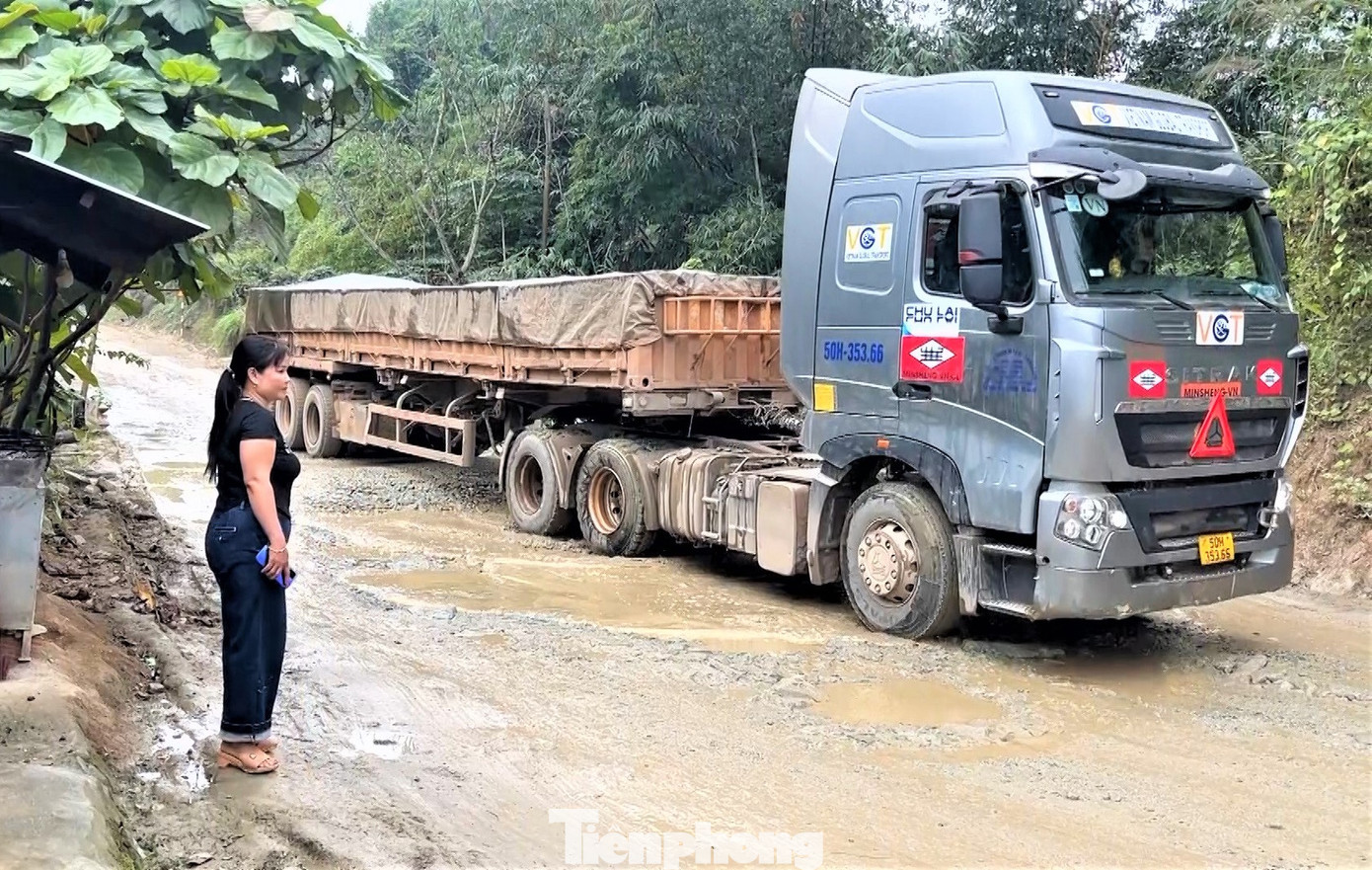 Người dân sống ven tuyến đường cho hay, đường hư hỏng khiến dân lãnh đủ. Mùa nào cũng khổ, nắng thì bụi mù mịt mưa thì lầy lội đi không được. Dân lãnh đủ” – một người dân, ngao ngán.