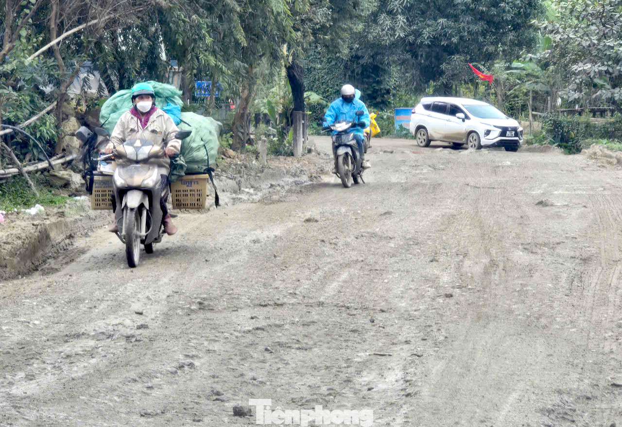 Đường hẹp, trong khi xe tải nặng chở hàng hóa từ Lào về đi trên tuyến thường xuyên lưu thông; nền và mặt đường bị hư hỏng, đá và đất lẫn lộn và tình trạng ùn tắc giao thông diễn ra thường xuyên