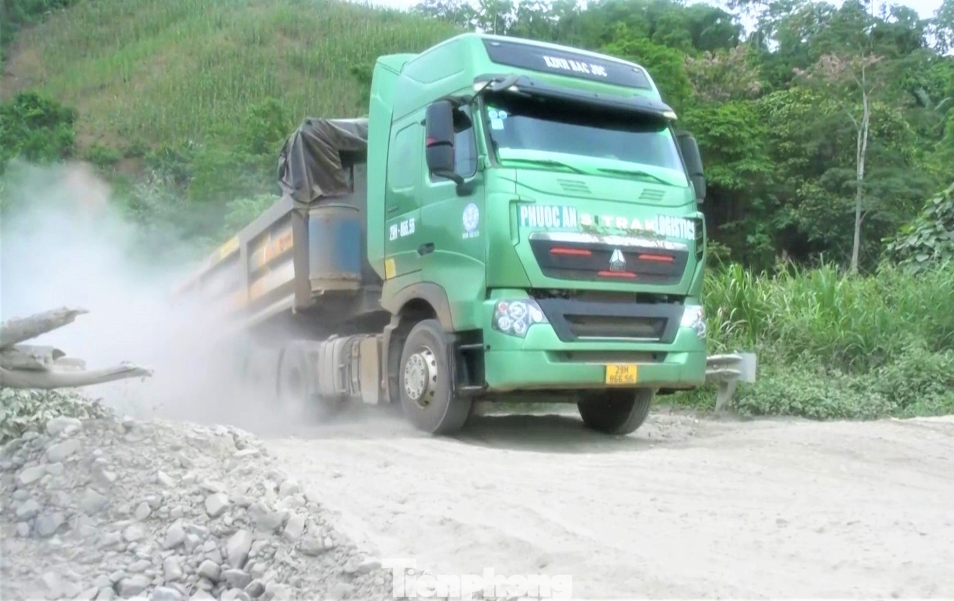 Các phương tiện lưu thông qua tuyến đường cũng mệt mỏi, gọi đây là “con đường đau khổ”. Đường hẹp lại nhiều ổ voi, ổ gà gây khó khăn khi lưu thông, dù đi tốc độ rất chậm nhưng luôn tiềm ẩn nguy cơ tai nạn giao thông.