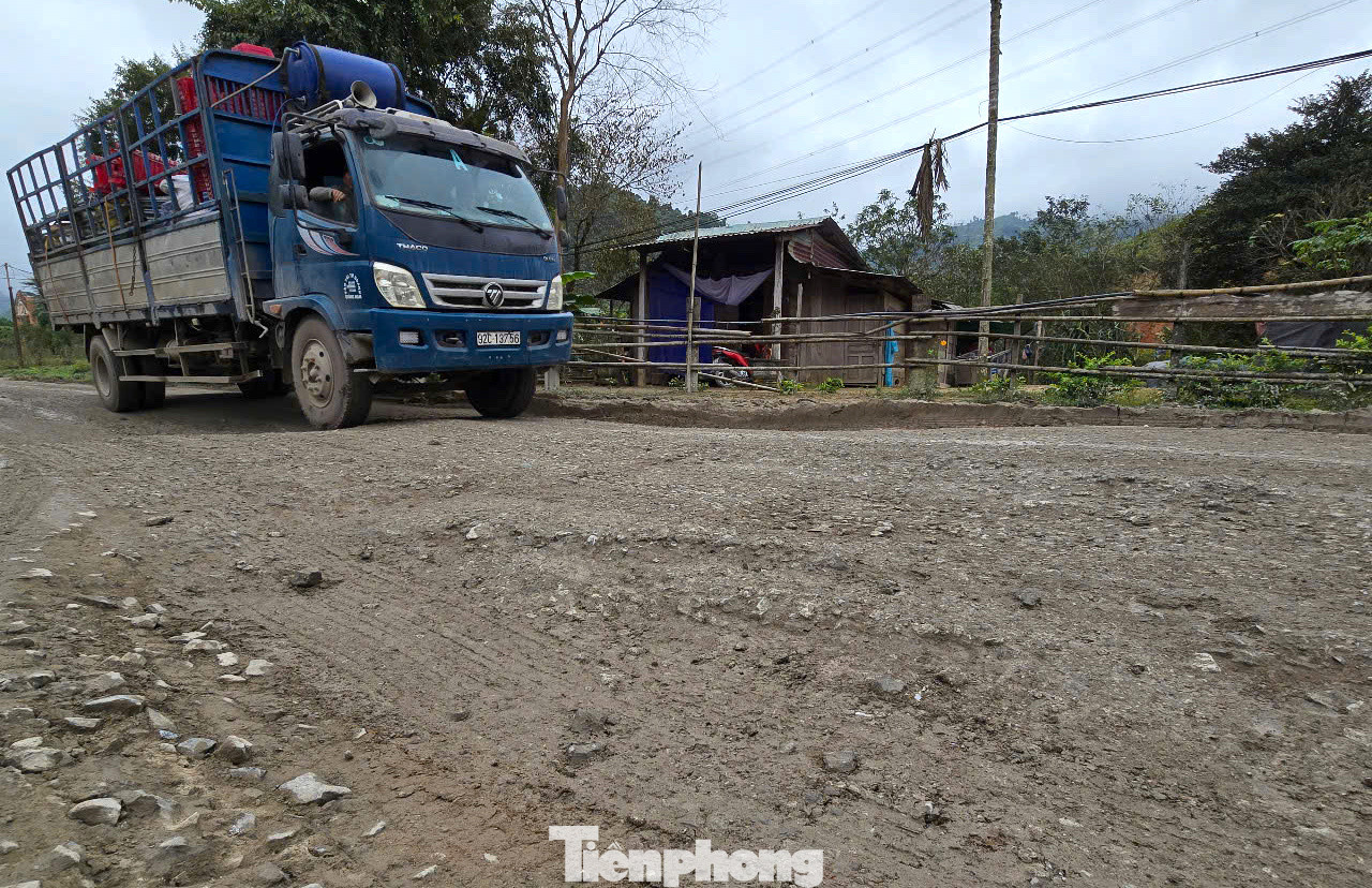 Các phương tiện lưu thông qua tuyến đường cũng mệt mỏi, gọi đây là “con đường đau khổ”. Đường hẹp lại nhiều ổ voi, ổ gà gây khó khăn khi lưu thông, dù đi tốc độ rất chậm nhưng luôn tiềm ẩn nguy cơ tai nạn giao thông.