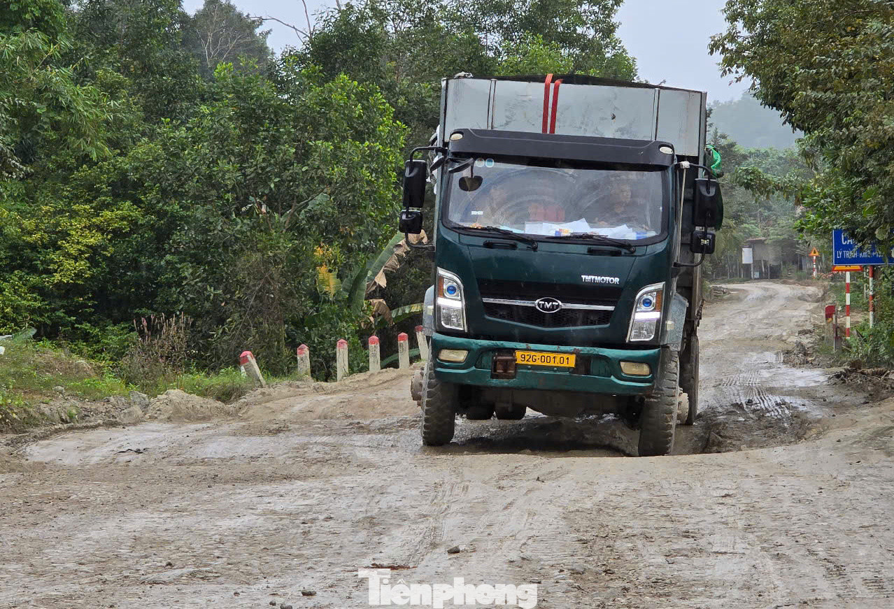 Theo ghi nhận, tuyến đường mặt đường bị sình lầy và xuất hiện nhiều ổ voi, ổ gà nên mỗi khi trời mưa lớn nước đọng thành vũng. Nhiều đoạn nền đường bị sụt lún sâu khiến phương tiện phải xếp hàng “bò” qua từng đoạn.