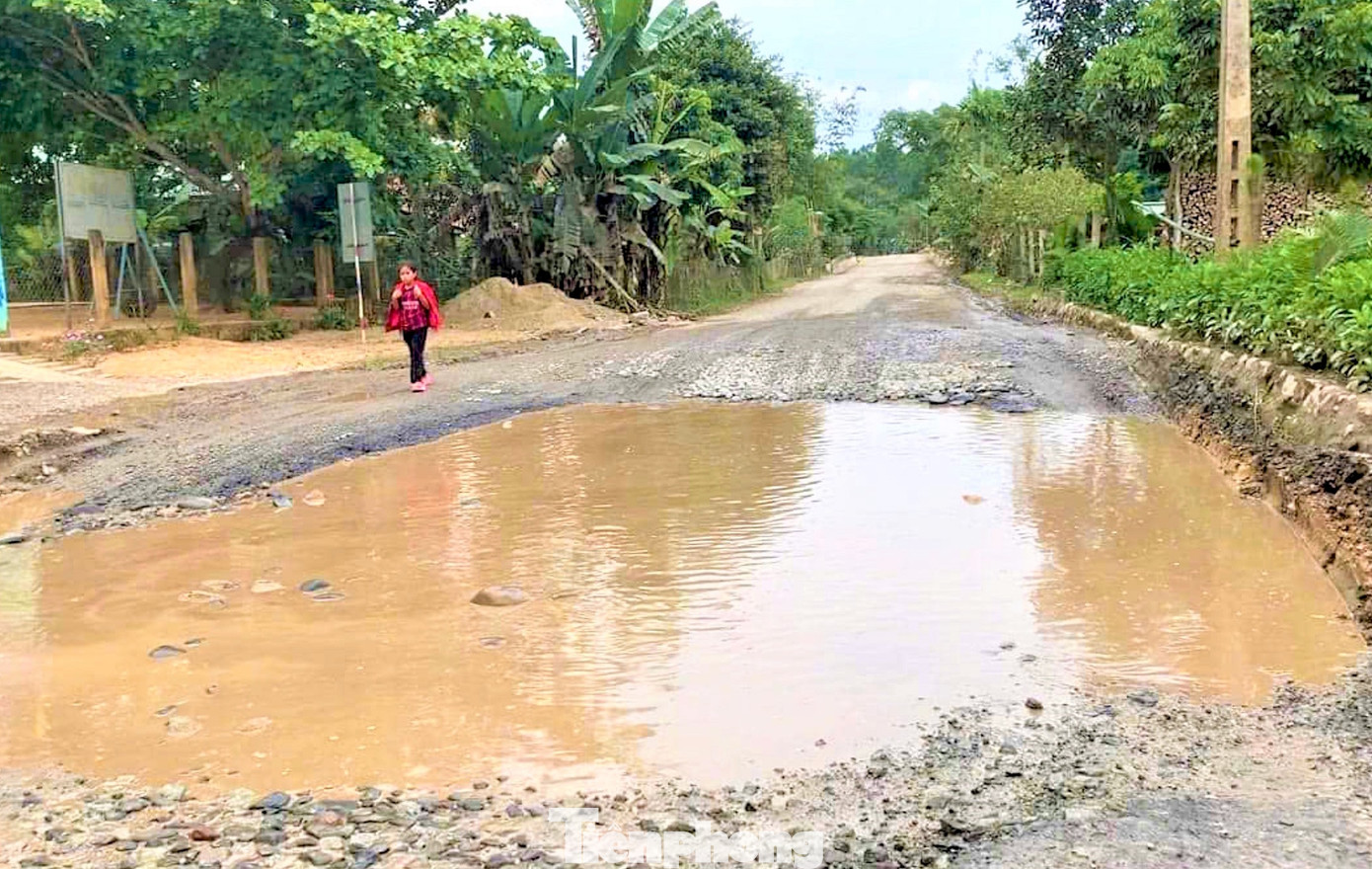 Quốc lộ 14D nối từ đường Hồ Chí Minh lên cửa khẩu quốc tế Nam Giang và cửa khẩu Đắc Tà Oọc của tỉnh Sê Kông - Lào xuống cấp nghiêm trọng.