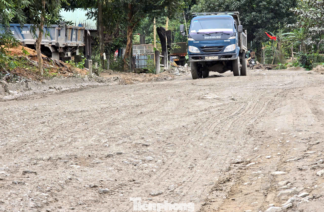Tuyến quốc lộ 14D, có tổng chiều dài 74,4 km kết nối đường Hồ Chí Minh với Cửa khẩu quốc tế Nam Giang, tỉnh Quảng Nam. Đây là tuyến đường huyết mạch, một phần của hành lang kinh tế Đông - Tây, có vai trò đặc biệt quan trọng trong phát triển KT - XH vùng kinh tế động lực khu vực miền Trung với Đông Bắc Thái Lan, Nam Lào và là tuyến đường độc đạo lên vùng núi cao biên giới phía Tây tỉnh Quảng Nam.