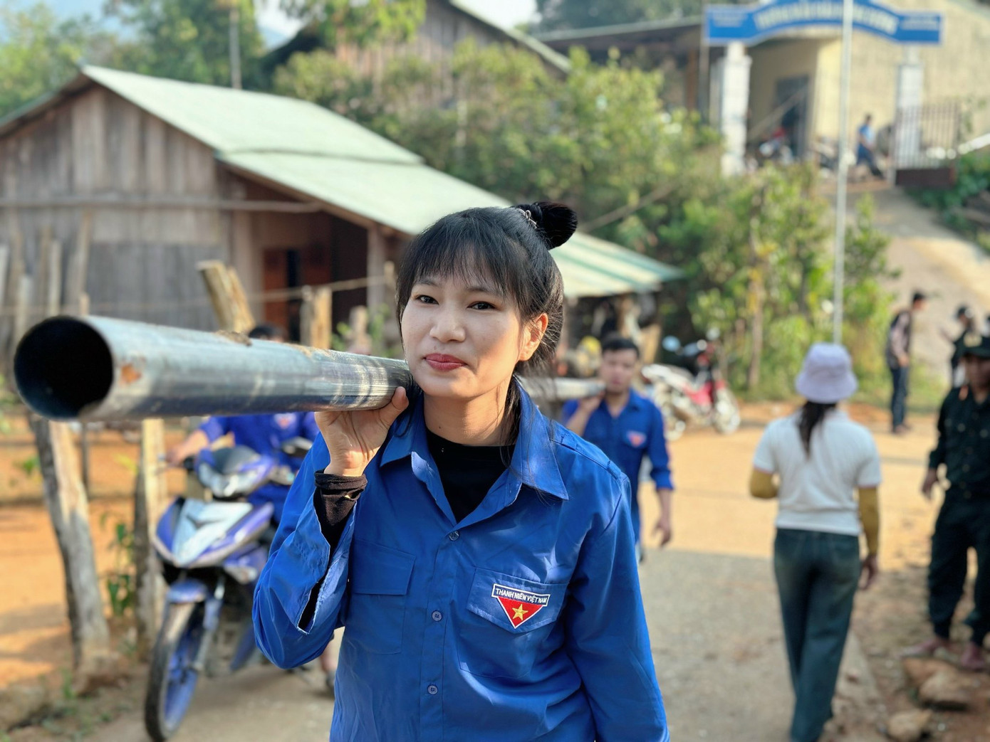 Lắp đặt hệ thống đèn năng lượng mặt trời chiếu sáng bản làng. Lắp đặt hệ thống đèn năng lượng mặt trời chiếu sáng bản làng.